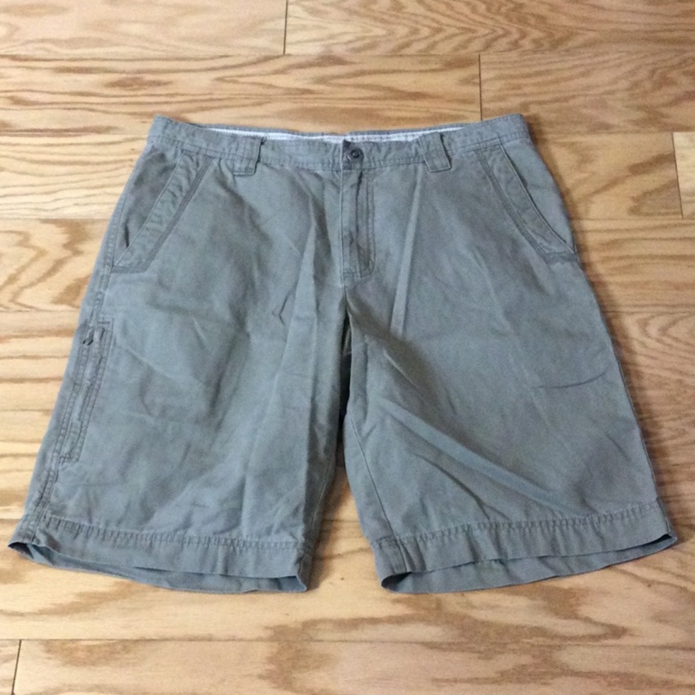 34 Columbia flat front carpenter style tan shorts